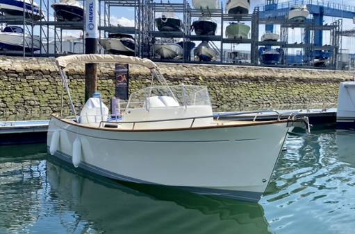 Quel bateau acheter à moteur de luxe premium fiable pour sortie en famille entre amis neuf ou d'occasion chez AC YACHTING à ARCACHON